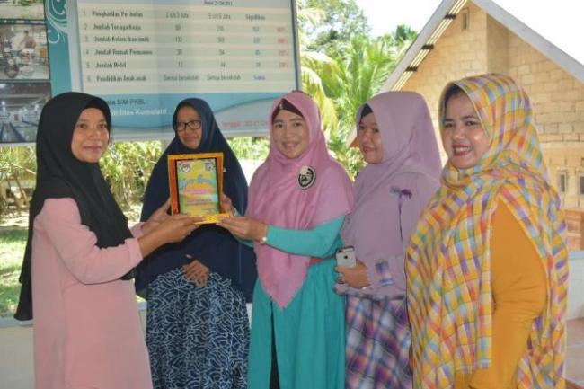 Cari Peluang Mengolah Ikan, DWP Unit Bina Marga Sambangi Ibu Yet di Desa Koto Mesjid