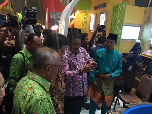 Menteri Perindustrian Kagumi Stand Rohil 