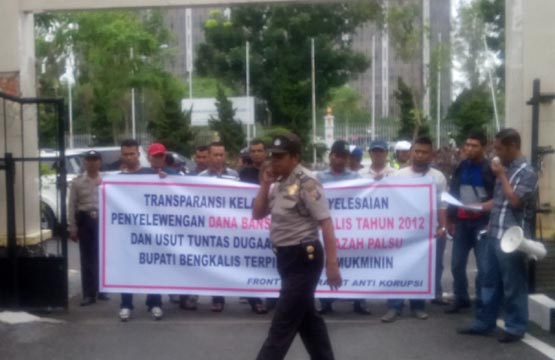 Massa Fromak Desak Kejati Riau Usut Ijazah Palsu Bupati Bengkalis