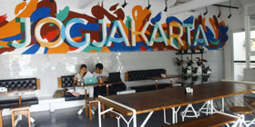 Nongkrong Sambil Cicipi Pizza Teri Balado di Lokal 