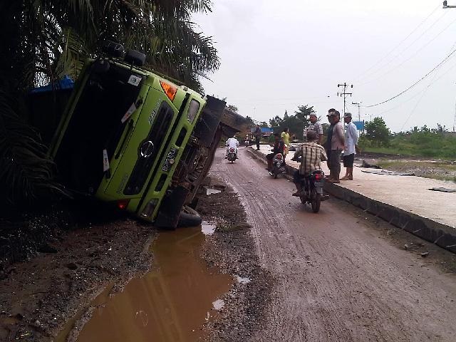 Safari Ramadhan, Warga Tambut Curhat Jalan Rusak dan Listrik kepada Bupati Rohul 