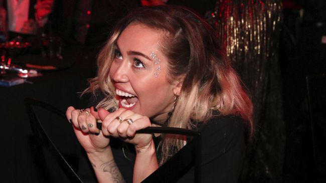 Janji Ciuman Miley Cyrus & Kakek 85 Tahun di MTV VMA 
