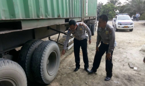 Tabrak Truk Tronton, Dua Pelajar Pengendara Motor Tewas di Jalintim Pelalawan