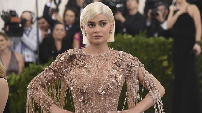 Kylie Jenner Merasa Banyak Dibantu Jadi Miliarder