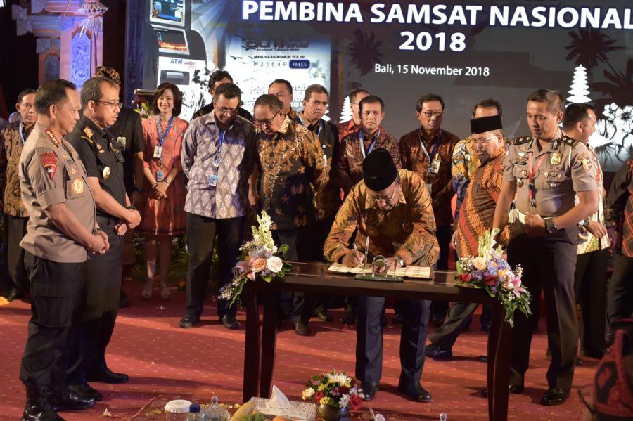 Dihadapan Kapolri Plt Gubri Bersama Dirut Bank Riau Kepri Teken MoU Samsat Nasional