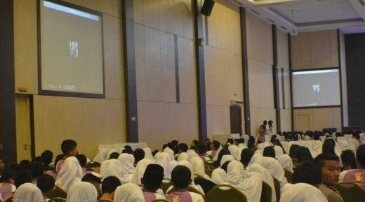 KP3A RI Pertontonkan Video Kekerasan, Pelajar Teriak dan Seorang Siswi Dilarikan Keluar Ruangan