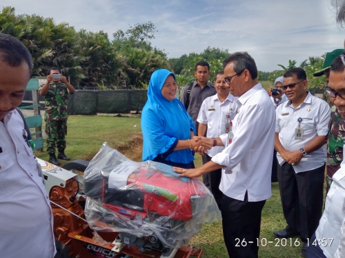 Bupati Kuansing Mursini Serahkan 33 Traktor dan 30 Mesin Perontok Padi