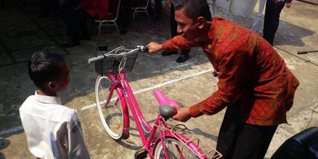 Gelak Tawa Pecah, Bocah SD Tolak Sepeda 