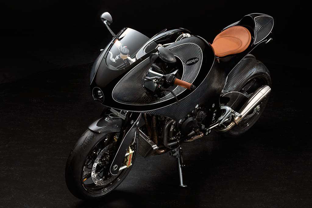 Gentleman Racer, Pakai Bodi Serat Karbon