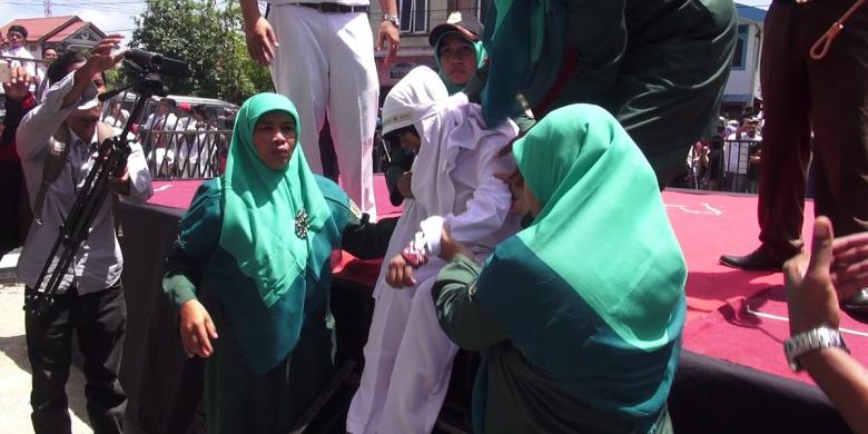 Enam Mahasiswa Dihukum Cambuk karena Mesum