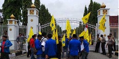 Puluhan Pengunjuk Rasa Gelar Aksi di Gerbang Kantor Gubernur Riau