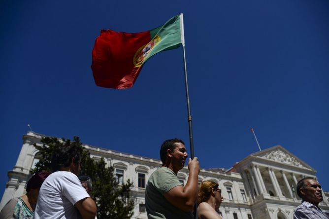 Standard & Poor Naikkan Peringkat Kredit Portugal