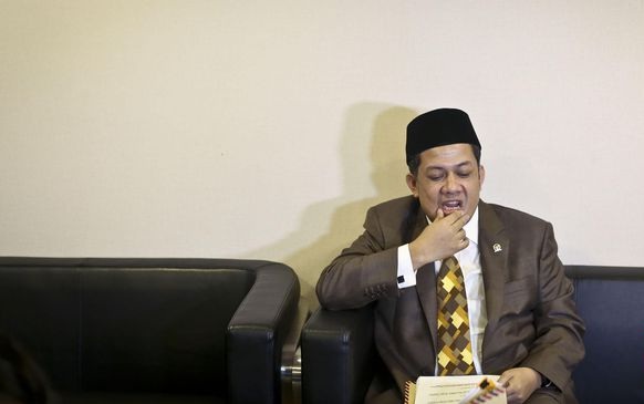 Massa Tolak Fahri Hamzah dan FPI di Bandara Manado