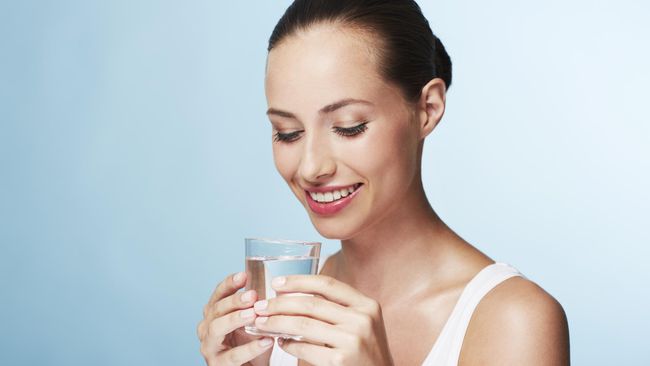 Mengapa Harus Minum Banyak Air Putih Saat Cuaca Panas? 