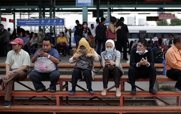 Bangku Tunggu KRL Mirip Jemuran Handuk, PT KAI Kaji Evaluasi