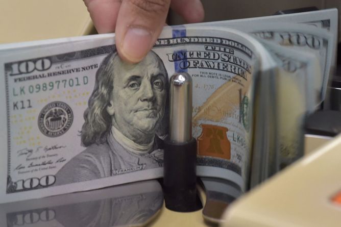 Dolar Lemah Tertekan Prospek Penundaan Kenaikan Suku Bunga
