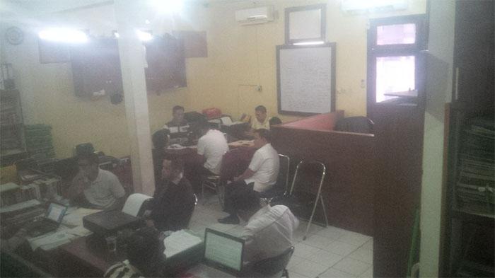 Usai Diperiksa, Karo Humas Setdaprov Riau Kabur Lewat Pintu Unit Shabara