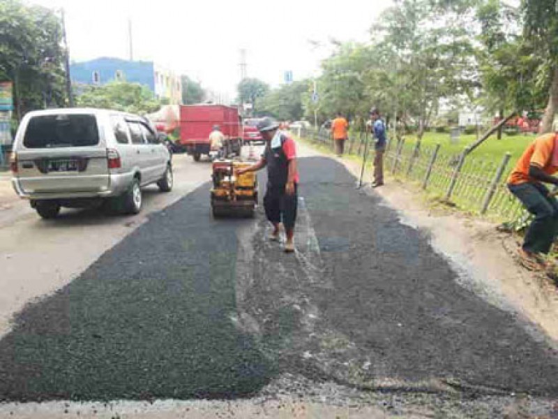 Hebat, Warga Kepenghuluan Sukajadi Jaya Kompak Perbaiki Jalan 