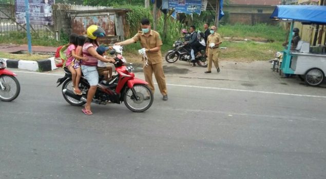 Tualang Diselimuti Asap, Petugas Kesehatan Bagikan Masker ke Masyarakat