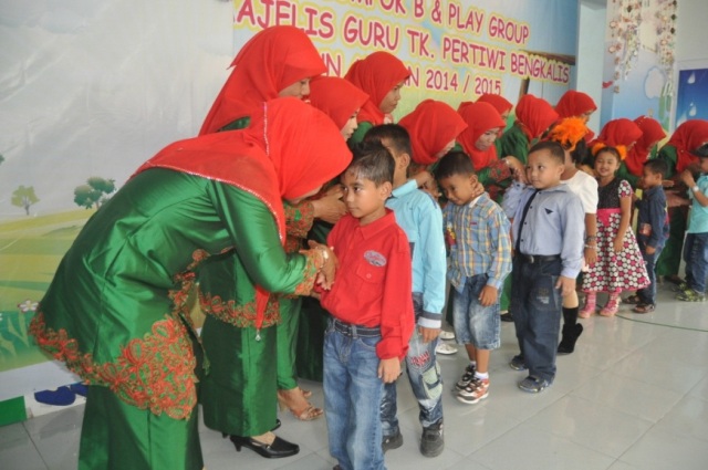 Anak-anak TK Pertiwi memberikan salam dan ucapan perpisahan kepada para guru mereka 