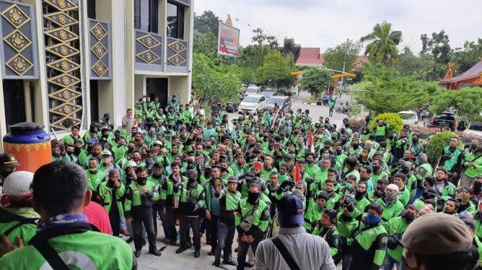 Ratusan Driver Gojek Orasi di DPRD Pekanbaru