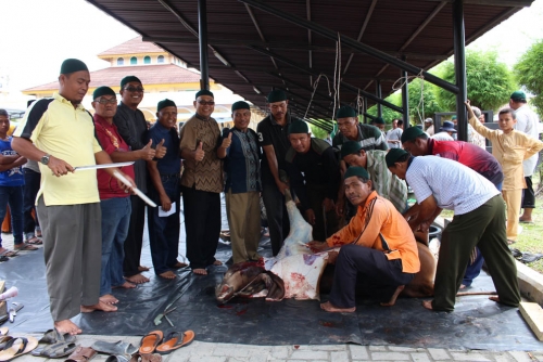 Umat Muslim KP PTPN V Bagi 700 Bungkus Daging Qurban 