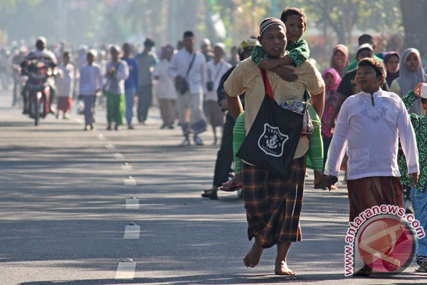 Sambut Hari Santri, Mahasiswa Kenakan Sarung