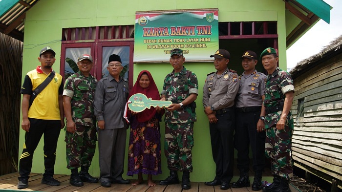 Kodim 0314/Inhil Serahkan Kunci Bedah Rumah Karya Bakti Kecamatan Batang Tuaka 