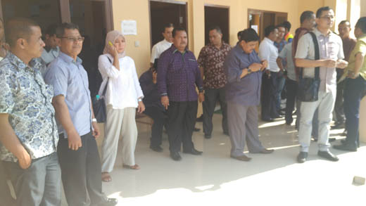 Sambut Kedatangan Bupatinya, Puluhan Masyarakat Rohul Padati Bandara Sultan Syarif Kasim II