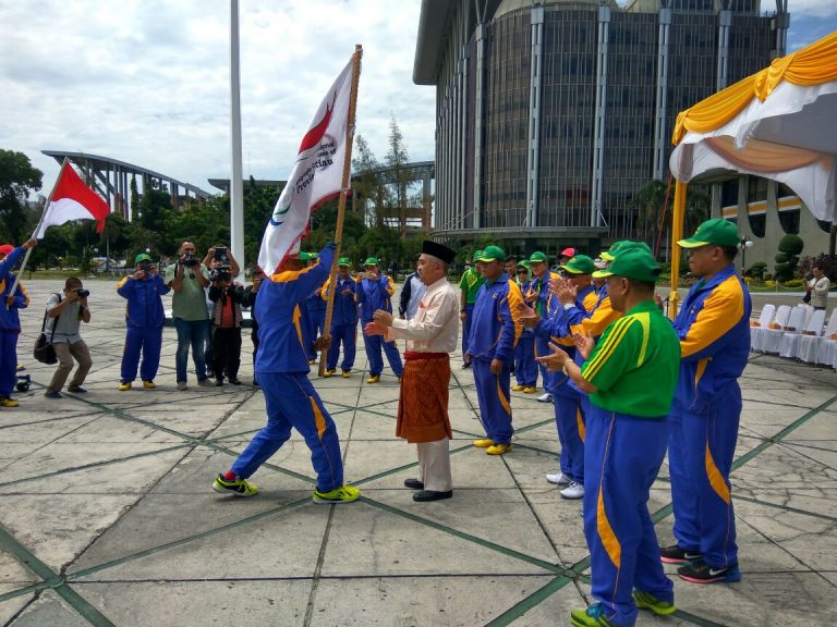 Gubri Kukuhkan dan Lepas Kontingen Peparnas Riau