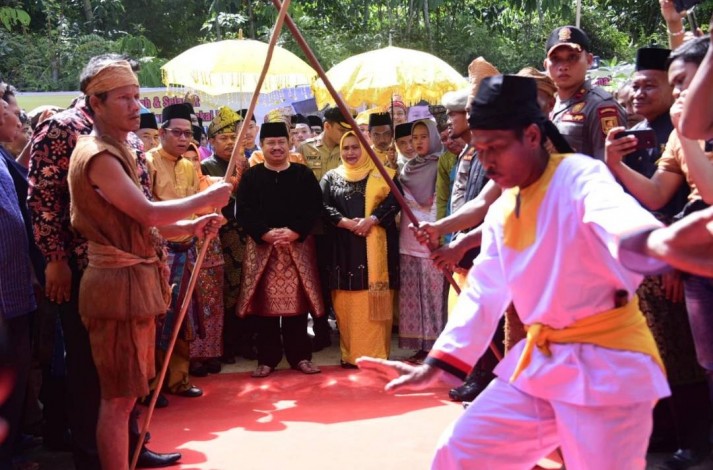 Lewat Sebuah Pantun, Bupati Bengkalis Puji Suku Sakai 