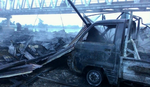 Sebuah Rumah Panggung Beserta Satu Unit Mobil di Pelalawan Terbakar 
