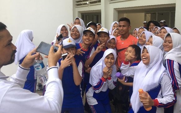 Bintang Timnas Indonesia U-23 Diserbu Belasan Siswa-siswi SMP 