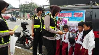 Polwan Polres Kampar Ingatkan Jangan Mudah Dekat Dengan Orang Asing 
