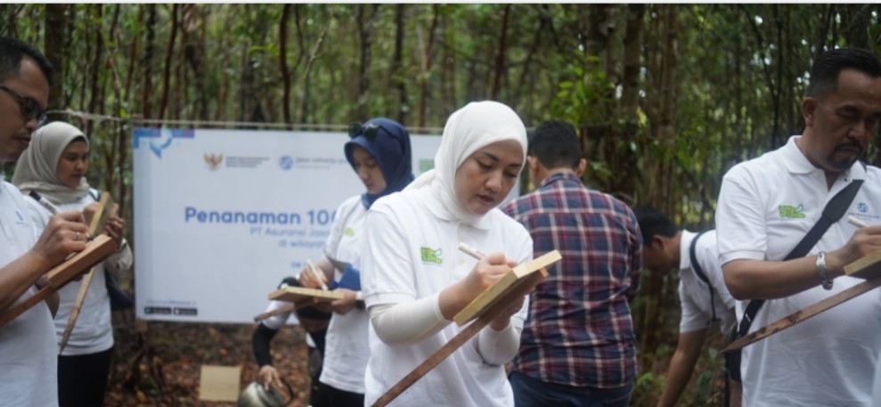 Dukung Taksonomi Hijau, Jasaraharja Putera Tanam Pohon 