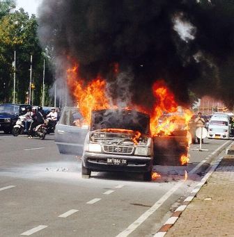 Pengguna Jalan Berhamburan, Satu Unit Toyota Kijang Terbakar di Jalan Gajah Mada Pekanbaru 