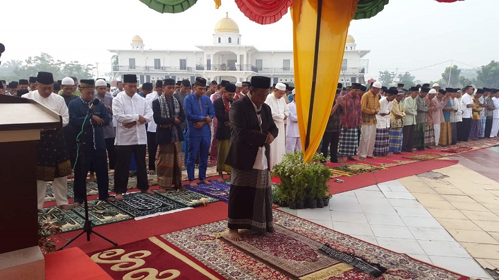 Wakil Bupati Rohil Jadi Imam Shalat Idul Fitri 