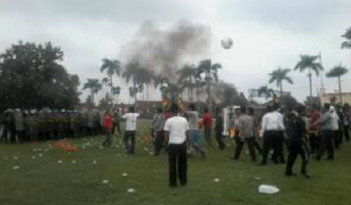 Massa Bakar Mobil Parkir di KPU Siak