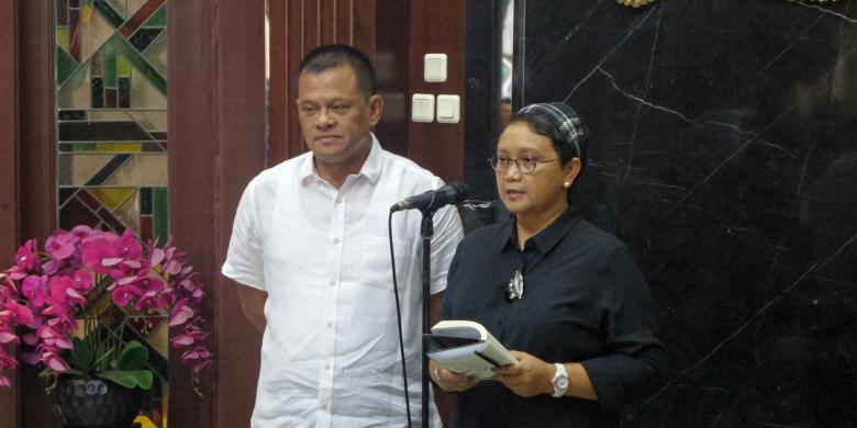 Menlu Serahkan Tiga WNI yang Dibebaskan Abu Sayyaf kepada Keluarga