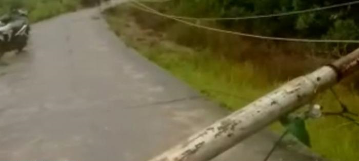 Tiang Listrik Tumbang Halangi Jalan Poros