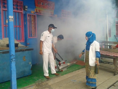 Petugas Medis di Panipahan Lakukan Fogging