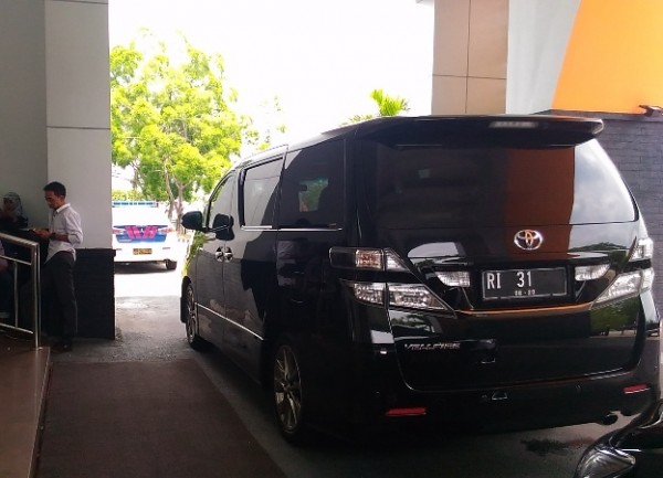 Naik Vellfire, Menteri Hanif Meluncur Ke Pondok Pesantren Al Mujahada 