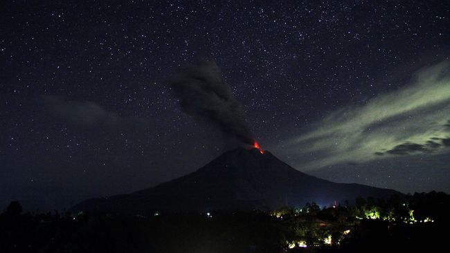 Rencana Relokasi Korban Erupsi Sinabung Berujung Rusuh 