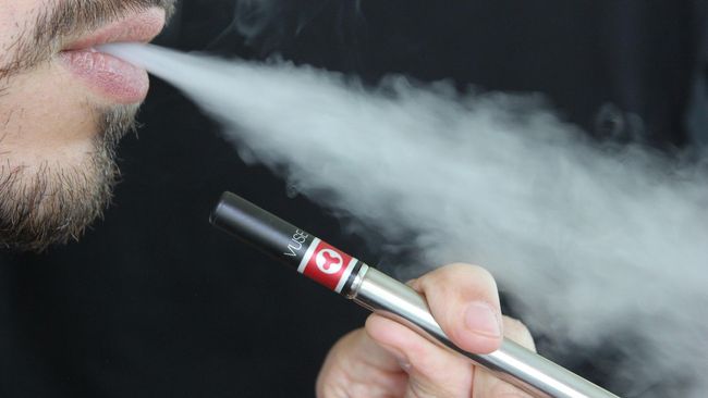 Bahaya Ledakan yang Mengintai Pengguna Rokok Elektrik