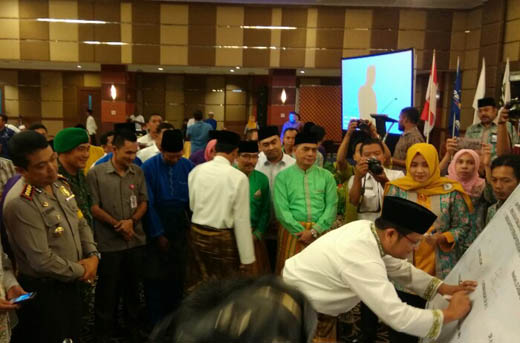 4 Paslon Walikota Pekanbaru Tandatangani Deklarasi Pilkada Damai 