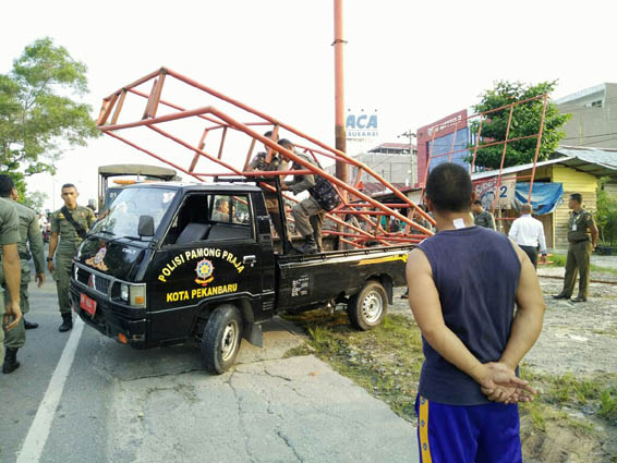 Satpol PP Pekanbaru Preteli Seujmlah Reklame Salahi Aturan 