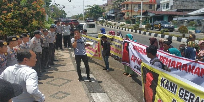 Warga Batang Kumu Minta Polisi Usut Dugaan Pungli Pemasangan Listrik 