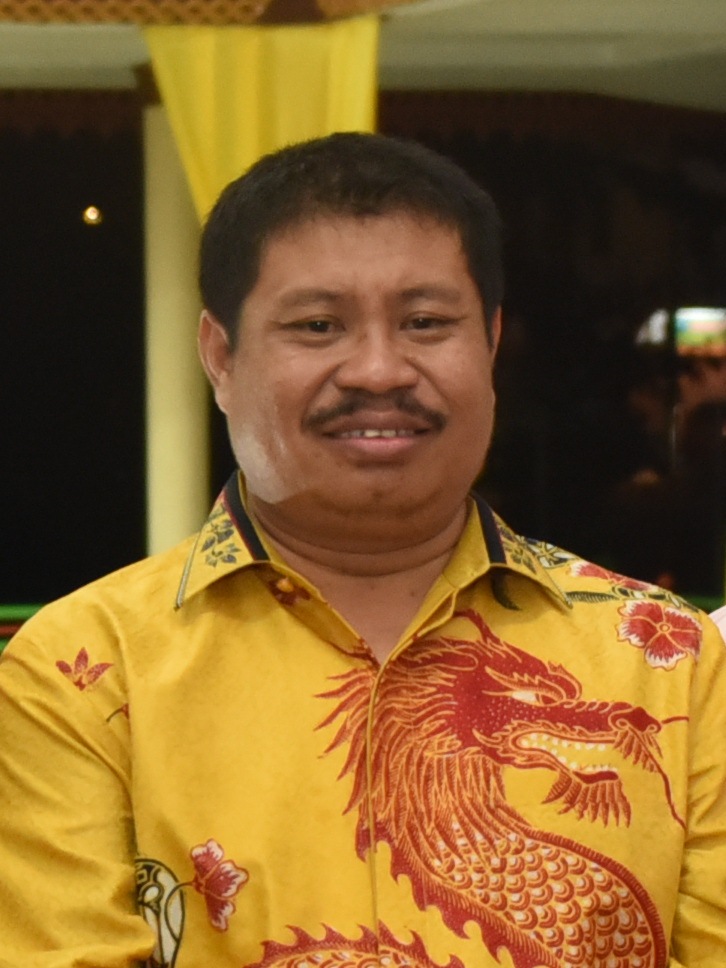 Bupati Bengkalis Amril Mukminin membaur bersama jamaah saat sholat tarawih.