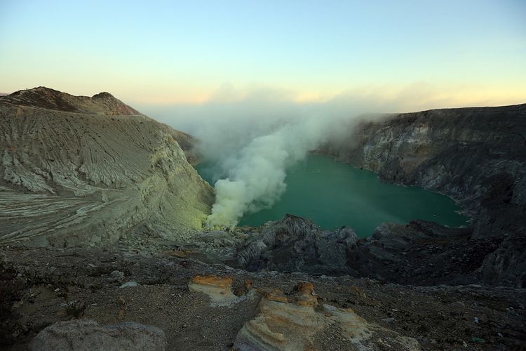 Berpetualang ke Kawah Ijen 