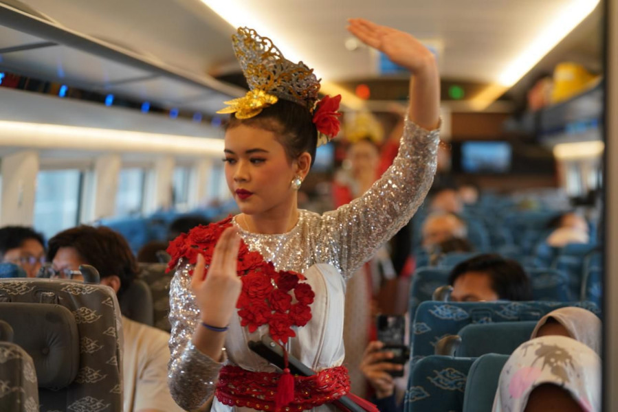 Keren, KCIC Gelar Pertunjukan Seni Tari Tradisional di Dalam Whoosh